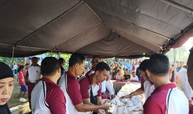 Polri-untuk-Masyarakat”:-Polda-NTT-Bagikan-Makanan-&-Cemilan-Gratis-di-CFD-Kupang.