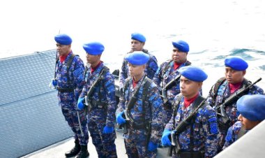 Polri-untuk-Masyarakat:-Tabur-Bunga-di-Teluk-Kupang-Peringati-HUT-Bhayangkara-ke-79