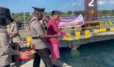 Kapolres-Kupang-Pimpin-Upacara-Tabur-Bunga-di-Pelabuhan-Bolok,-Kenang-Jasa-Pahlawan-Maritim