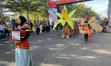 Tampilkan-Busana-Adat-Unik,-Polres-Kupang-Meriahkan-Pagelaran-Budaya-Bhayangkara-di-Kupang-Exotic-Festival-2025