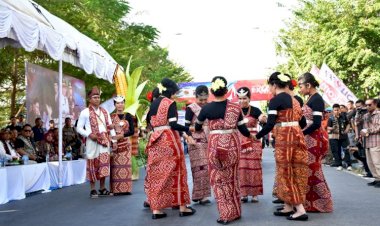 Kapolda-NTT-Lepas-Karnaval-Budaya-Bhayangkara-di-Kupang-Exotic-Festival-2025