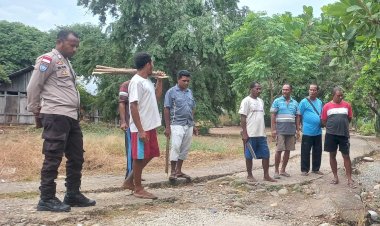 Bhabinkamtibmas-Desa-Bioba-Baru-Rutin-Cek-Jalan-Rusak,-Imbau-Warga-Waspada-Bahaya-Kecelakaan