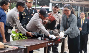 Peringati-Hari-Bhayangkara-ke-79,-Polres-Kupang-Musnahkan-Ratusan-Liter-Miras,-Sajam,-dan-Senpi-Rakitan