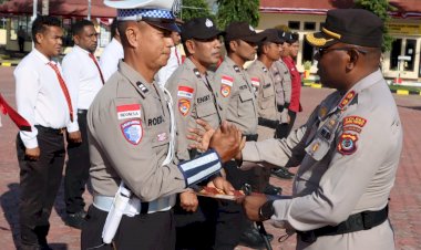 Kapolres-Kupang-Berikan-Penghargaan-kepada-12-Personil-Berprestasi,-Wujud-Apresiasi-atas-Dedikasi-dan-Loyalitas