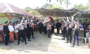 Wakapolres-Kupang-Pimpin-Upacara-Pemakaman-Ipda-Maksi-Oematan,-S.H.-di-Naibonat