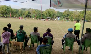 Sinergitas-TNI-Polri-Amankan-Turnamen-Sepak-Bola-di-Perbatasan-Amfoang