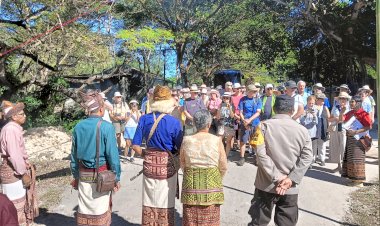 Polsek-Amarasi-Amankan-Kunjungan-200-Wisatawan-Mancanegara-ke-Istana-Sonaf-Baun-Amarasi-Barat