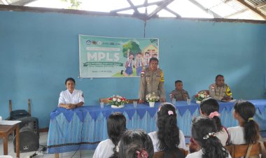 Polsek-Amfoang-Utara-Beri-Penyuluhan-Bahaya-Judi-Online-dan-Narkoba-kepada-Siswa-Baru
