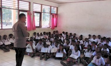 Bhabinkamtibmas-dan-Waka-Polsek-Amfoang-Utara-Sosialisasikan-Bahaya-Kenakalan-Remaja-dan-Narkoba-di-SMPN-1-Amfoang-Barat-Laut