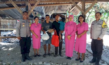 Kapolsek-Sulamu-dan-Bhayangkari-Ranting-Salurkan-Bantuan-Sosial-kepada-Korban-Kebakaran-di-Desa-Pariti