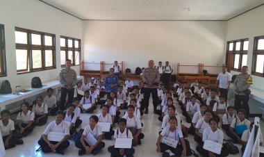 Polsek-Semau-Beri-Penyuluhan-Kenakalan-Remaja,-Judi-Online-dan-Bullying-Saat-MPLS-di-SMA-Negeri-1-Semau