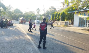Perkuat-Satuan-Lalu-Lintas,-Unit-Turjawali-Satsamapta-Polres-Kupang-Atur-Arus-Lalin-di-Titik-Rawan-Kemacetan-Jalan-Timor-Raya