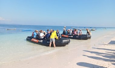 Kapal-Wisata-MV.-Silver-Cloude-Kunjungi-Pulau-Kera,-180-Turis-Asing-Eksplor-Keindahan-Alam-dan-Lepasliarkan-Tukik