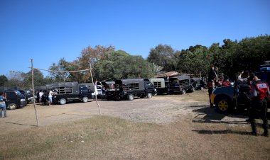 Kawal-Ratusan-Mobil-Pick-Up-yang-Berunjuk-Rasa-ke-Kantor-Gubernur,-Polres-Kupang-Kawal-dan-Tertibkan-Barang-Bawaan