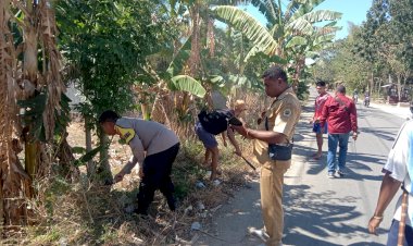 Wujudkan-Lingkungan-Bersih,-Bhabinkamtibmas-dan-Warga-Desa-Oelomin-Gotong-Royong-Bersihkan-Jalan