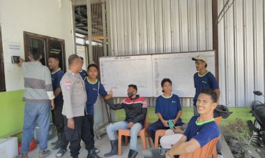 Bhabinkamtibmas-Kupang-Barat-Sambangi-Karyawan-CV.-Argosari-Persada,-Ajak-Jaga-Kamtibmas