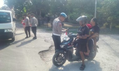 Polsek-Kupang-Barat-Bagikan-200-Bendera-Merah-Putih-kepada-Pengendara