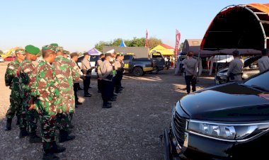 Ratusan-Personil-Gabungan-TNI-Polri-Amankan-EXPO-Pembangunan-dan-UMKM-Kabupaten-Kupang-di-Civic-Center-Oelamasi