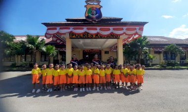 Anak-Anak-Taman-Bermain-Gereja-Getsmani-Babau-Kenal-Lebih-Dekat-Dunia-Kepolisian-di-Polres-Kupang