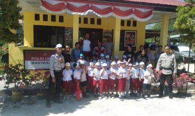 Field-Trip-EIS:-Murid-Antusias-Kenal-Dunia-Kepolisian-di-Polsek-Kupang-Tengah