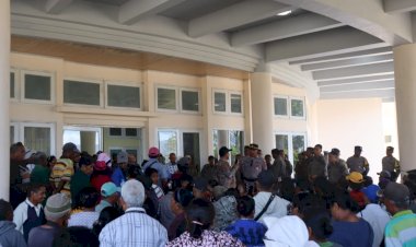 Polisi-Amankan-Kegiatan-Penyampaian-Aspirasi-Warga-Korban-badai-Siklon-Seroja,--di-DPRD-Kupang
