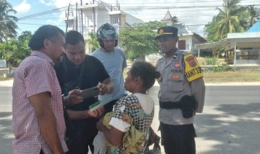 Polisi-Bantu-Warga-Terlantar-Kembali-ke-Keluarganya