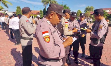 Unik,-Kapolres-Kupang-Dorong-Budaya-Aspiratif,-Bagikan-250-Lembar-Saran-dan-Komitmen-Anggota