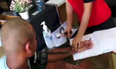 Polsek-Fatuleu-Dampingi-Tersangka-Jalani-Pemeriksaan-Kesehatan-di-Klinik-Polres-Kupang