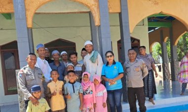 Bhabinkamtibmas-Amfoang-Utara-Bersama-Personel-Polsek-Laksanakan-PAM-Sholat-Jumat-di-Masjid-Al-Ikhlas-Naikliu
