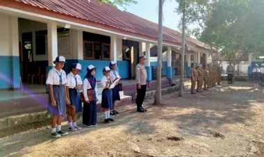 Kasat-Binmas-Polres-Kupang-Jadi-Pembina-Upacara-di-SMPN-5-Kupang-Tengah,-Ajak-Siswa-Hidup-Disiplin-dan-Jauhi-Kenakalan-Remaja