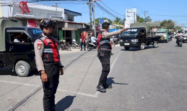 PASTIKAN-LALU-LINTAS-TERTIB-DAN-LANCAR,-TURJAWALI-POLRES-KUPANG-LAKUKAN-PENGATURAN-DI-PASAR-OESAO