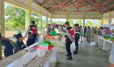 Regu-2-Sat-Samapta-Polres-Kupang-Gencar-Patroli,-Sasar-Aktivitas-UMKM-di-Pasar-Lili-Fatuleu
