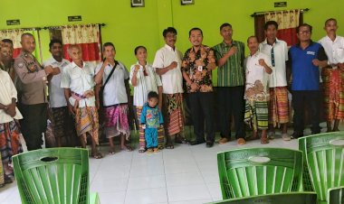 BHABINKAMTIBMAS-AMANKAN-PENYALURAN-BLTS-KESRA-DI-DESA-HUEKNUTU-DAN-DESA-OESUSU