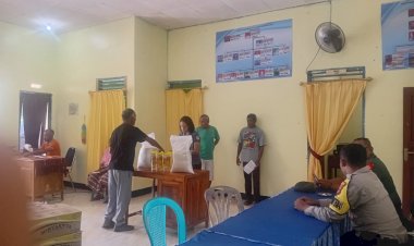 Bhabinkamtibmas-Kupang-Tengah-Pantau-Penyaluran-Bantuan-Pangan-dan-Sampaikan-Himbauan-Kamtibmas-di-Desa-Oeletsala