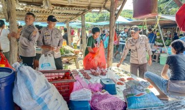Polsek-Amfoang-Utara-Gelar-Patroli-KRYD-di-Pasar-Nekbuaf-untuk-Cegah-Manipulasi-Harga-dan-Jaga-Kamtibmas
