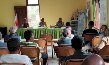 Bhabinkamtibmas-Ponain–Apren-Mediasi-Sengketa-Tanah-dan-Sampaikan-Himbauan-Kamtibmas-di-Aula-Kantor-Desa-Ponain