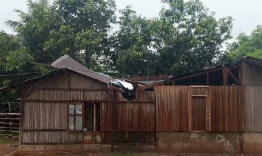 Bencana-Puting-Beliung-Terjang-Desa-Poto,-Polsek-Fatuleu-Data-Satu-Rumah-Warga-Rusak