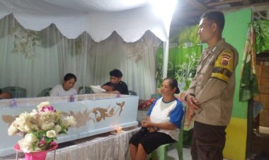 Bangun-Empati-dan-Kedekatan-dengan-Warga,-Bhabinkamtibmas-Polsek-Sulamu-Melayat-ke-Rumah-Duka