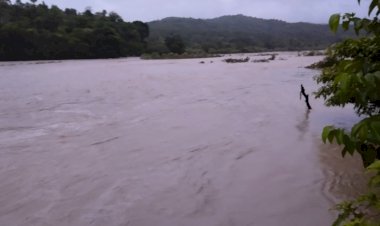 Sungai-Siomate-Meluap,-Polsek-Fatuleu-Himbau-Warga-Tetap-Waspada