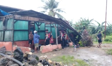 Satuan-Samapta-Polres-Kupang-Tanggap-Bencana,-Datangi-dan-Bantu-Warga-Korban-Angin-Puting-Beliung