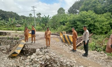 Kapolsek-Fatuleu-Dampingi-Camat-Fatuleu-Barat-Tinjau-Lokasi-Rawan-Banjir-di-Desa-Naitae