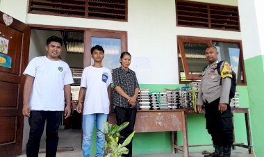 Bhabinkamtibmas-Babau-dan-Oesao-Kawal-Program-MBG-di-Sekolah,-Dukung-Program-Presiden-RI