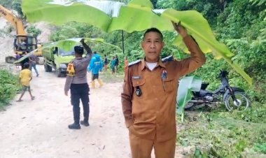 Rela-Pakai-Daun-Pisang,-Bhabinkamtibmas-dan-Pj-Kades-Tunbaun-Pantau-dan-Amankan-Lokasi-Longsor