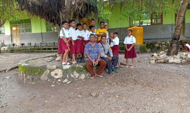 Bhabinkamtibmas-Polsek-Fatuleu-Imbau-Siswa-SD-Tidak-Beraktivitas-di-Pinggir-Sungai-Saat-Musim-Hujan