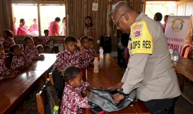 Peduli-Pendidikan,-Kapolres-Kupang-Kunjungi-SD-dan-PAUD-Cahaya-Hati-Camplong-II
