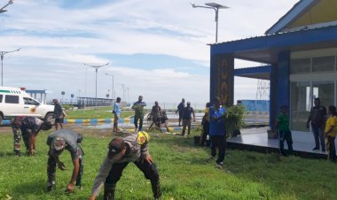 Sinergi-Polri–TNI-dan-Pemerintah-Kecamatan,-Jumat-Bersih-Warnai-Pelabuhan-Fery-Naikliu