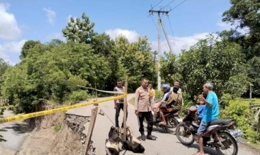 Antisipasi-Banjir,-Polsek-Fatuleu-Kolaborasi-dengan-Camat-Fatuleu-Barat-Bersihkan-Jembatan-Sungai-Baimel
