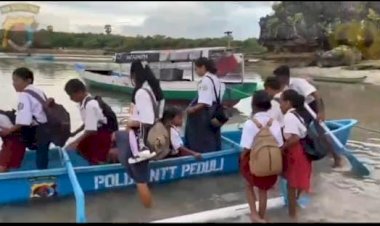 Kapolda-NTT-Salurkan-Bantuan-Perahu-Sampan-untuk-Siswa-Sekolah-di-Desa-Tenalai,-Rote-Ndao