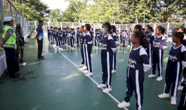 Polres-Kupang-Jawab-Permintaan-Sekolah-Rakyat-Naibonat,-Gelar-Latihan-Baris-Berbaris