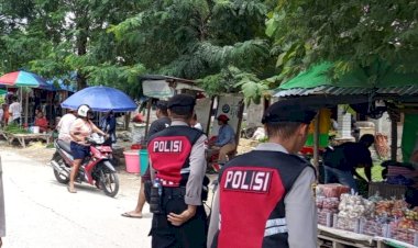 Patroli-Samapta-Pantau-Pedagang-Kaki-Lima-di-Pasar-Oesao,-Himbau-Waspada-Berjualan-di-Pinggir-Jalan
